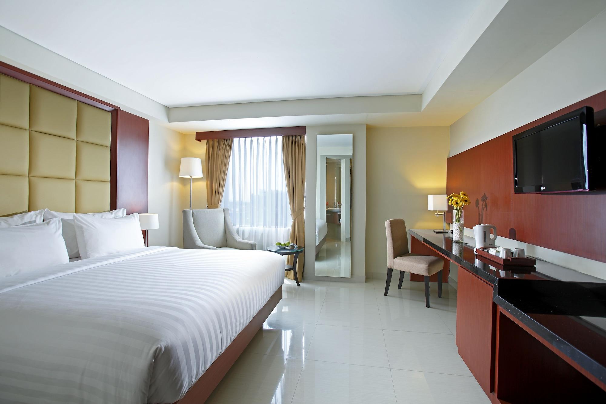 Hotel Santika Makassar Exterior photo